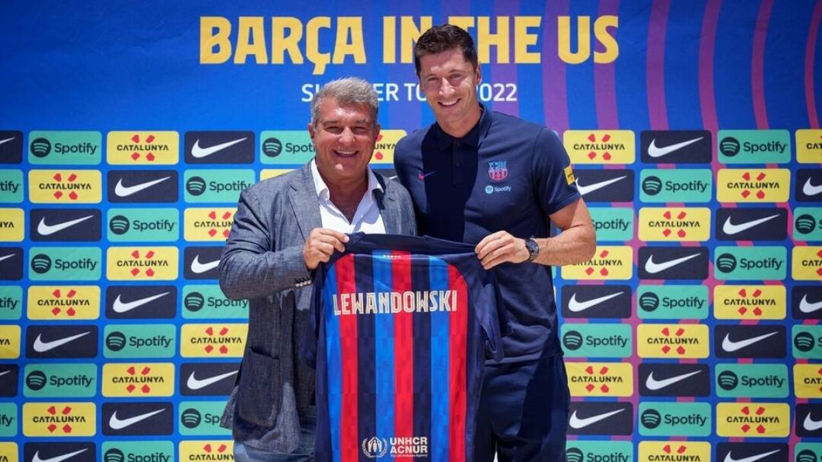 Laporta y Lewandowski posan junto a la nueva camiseta del Barça.