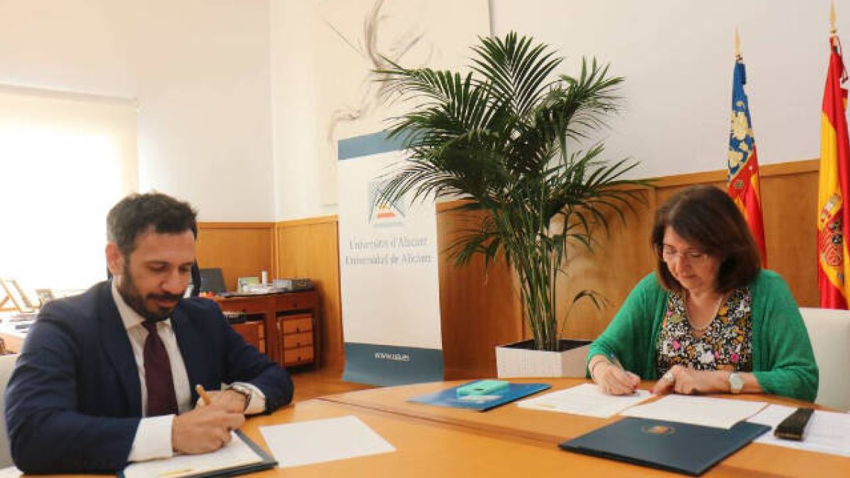 Momento de la firma del convenio por parte de Amparo Navarro, rectora de la Universidad de Alicante y José Antonio Gil Celedonio, presidente de la Oficina Española de Patentes y Marcas