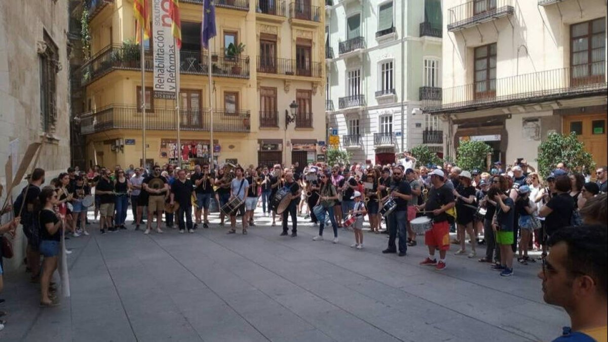 Una marcha fúnebre recorre el centro de la ciudad contra la