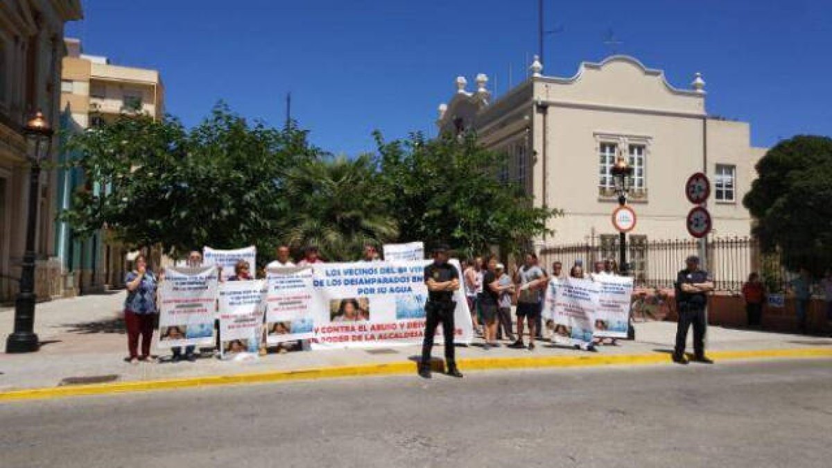 Imagen de archivo I Concentración de vecinos de Tavernes contra el cierre del pozo.