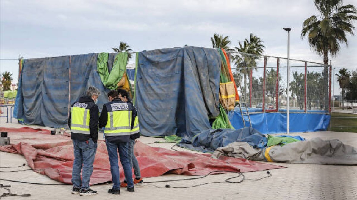 La Policía inspecciona el hinchable del accidente de Mislata