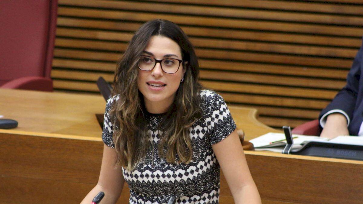 Aitana Mas, portavoz adjunta de Compromís, durante una intervención en Les Corts.
