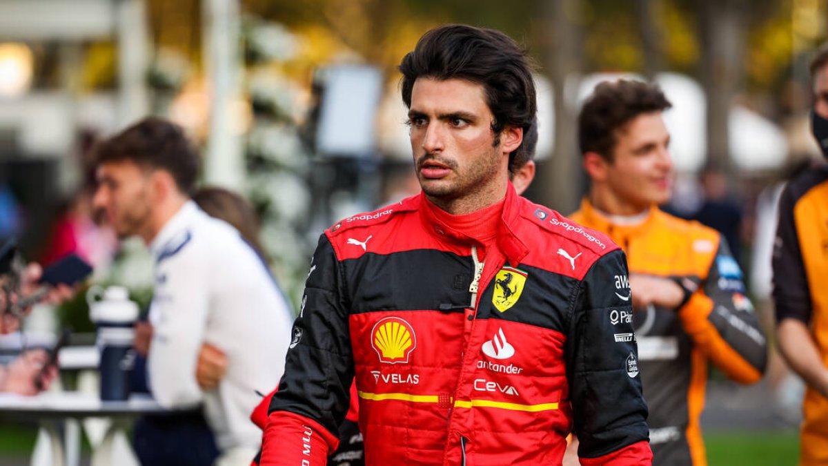 Carlos Sainz paseando tras una sesión del GP Australia 2022.