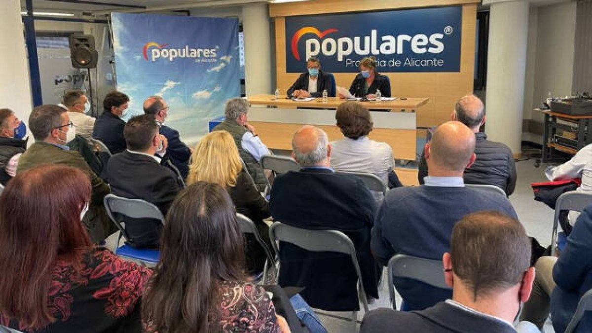 Toni Pérez y Ana Serna han presidido la asamblea del PP alicantino
