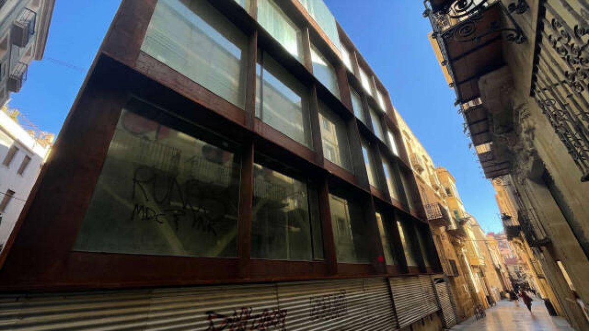 Edificio del Centro 14 de Alicante ubicado en la calle Labradores