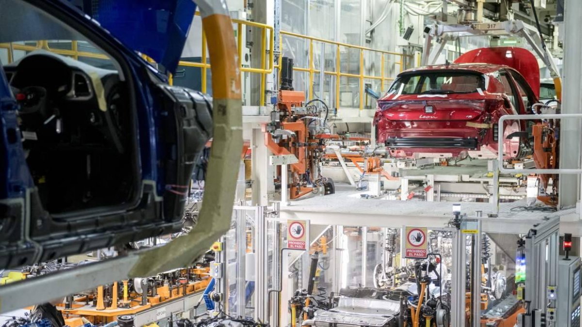 Aumenta la producción de vehículos por el abastecimiento de materiales