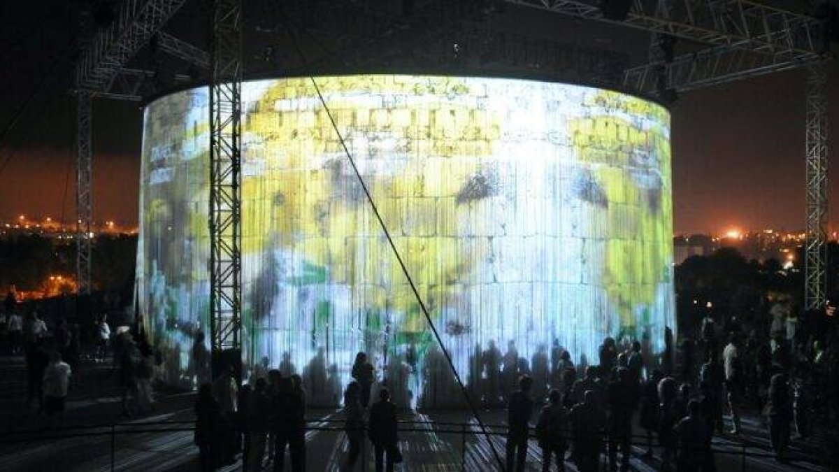 La cortina de arte inmersivo de Ron Arad que llegará a Valencia.