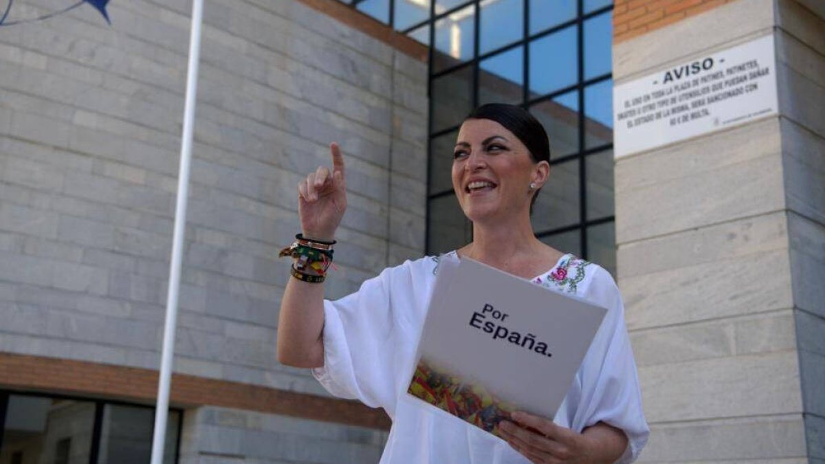 La candidata de Vox a la presidencia de la Junta de Andalucía, Macarena Olona, en el Ayuntamiento de Salobreña (Granada).