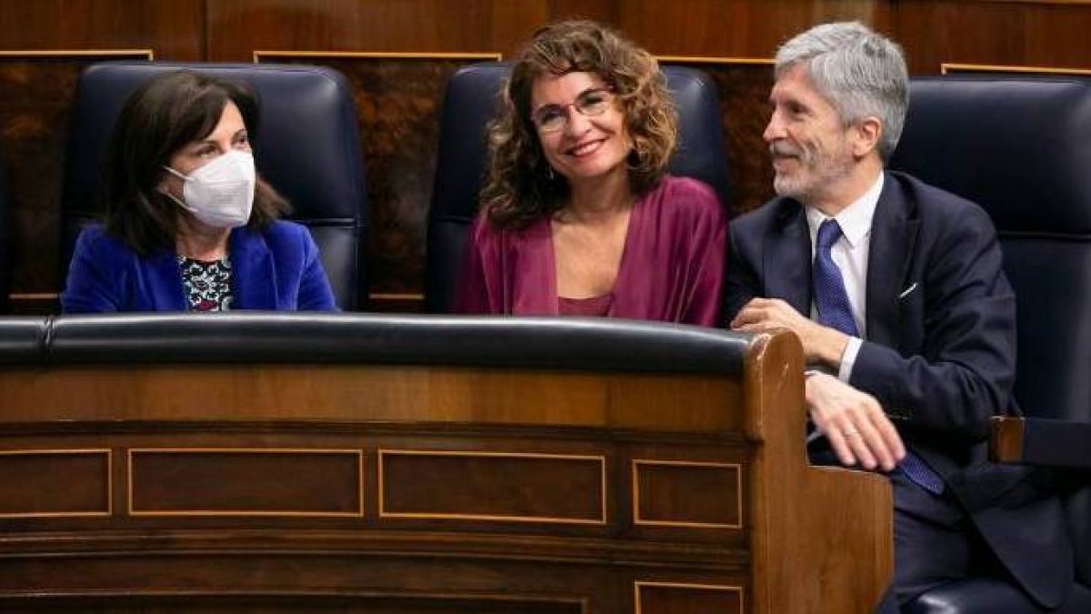 Robles y Marlaska, con Montero entre ellos, este miércoles en el Congreso.