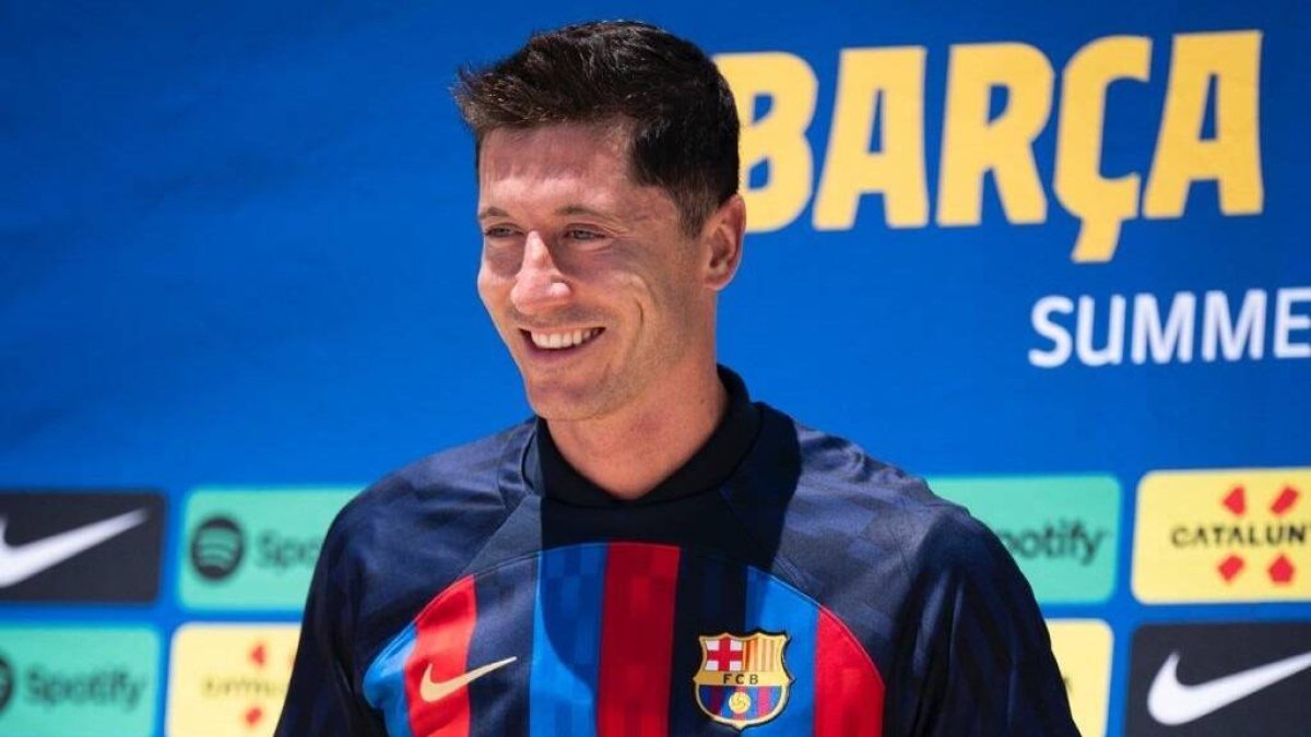 Lewandowski posa con la camiseta del Barça.