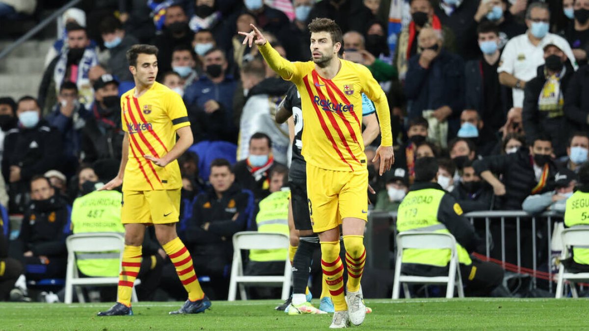 Piqué, durante el partido en el Bernabéu