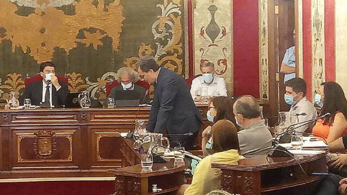 El PSOE acusa al alcalde de compadrear con su portavoz ‘díscolo’ socialista