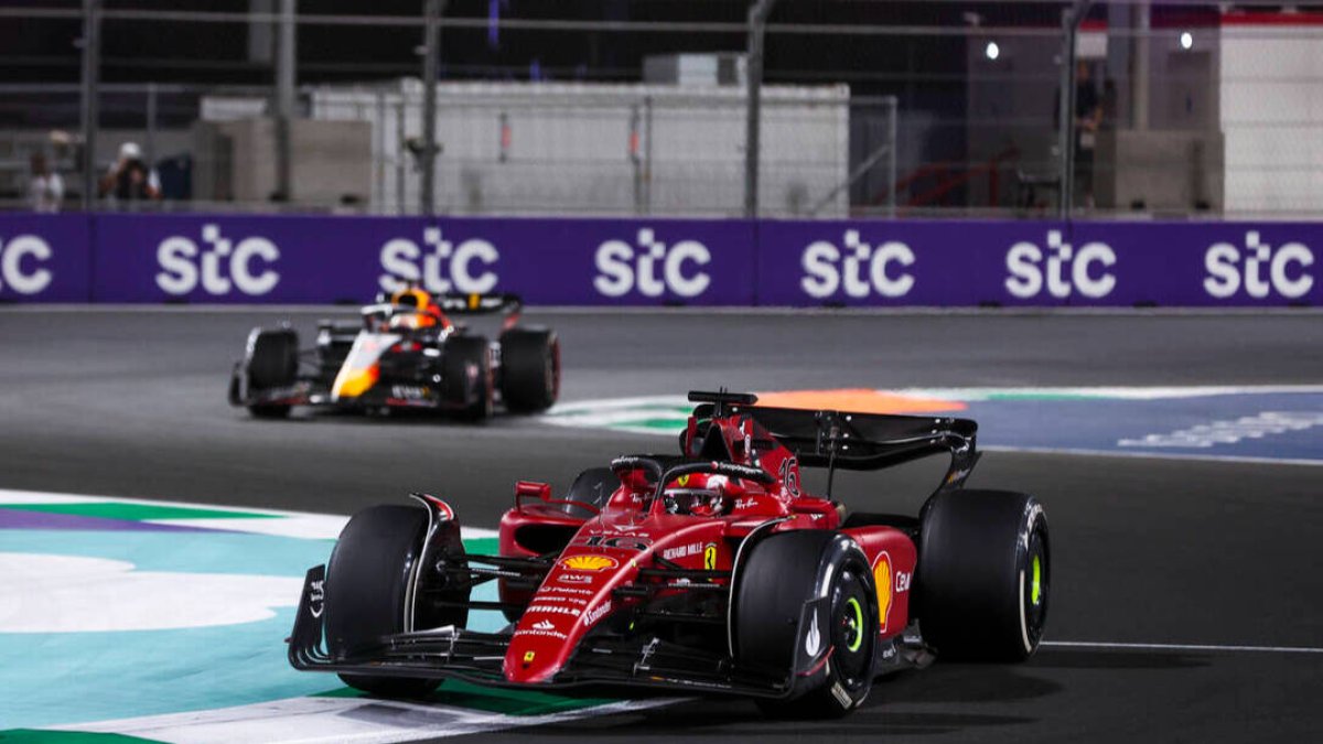 Verstappen y Leclerc brindan un carrerón con Sainz tercero