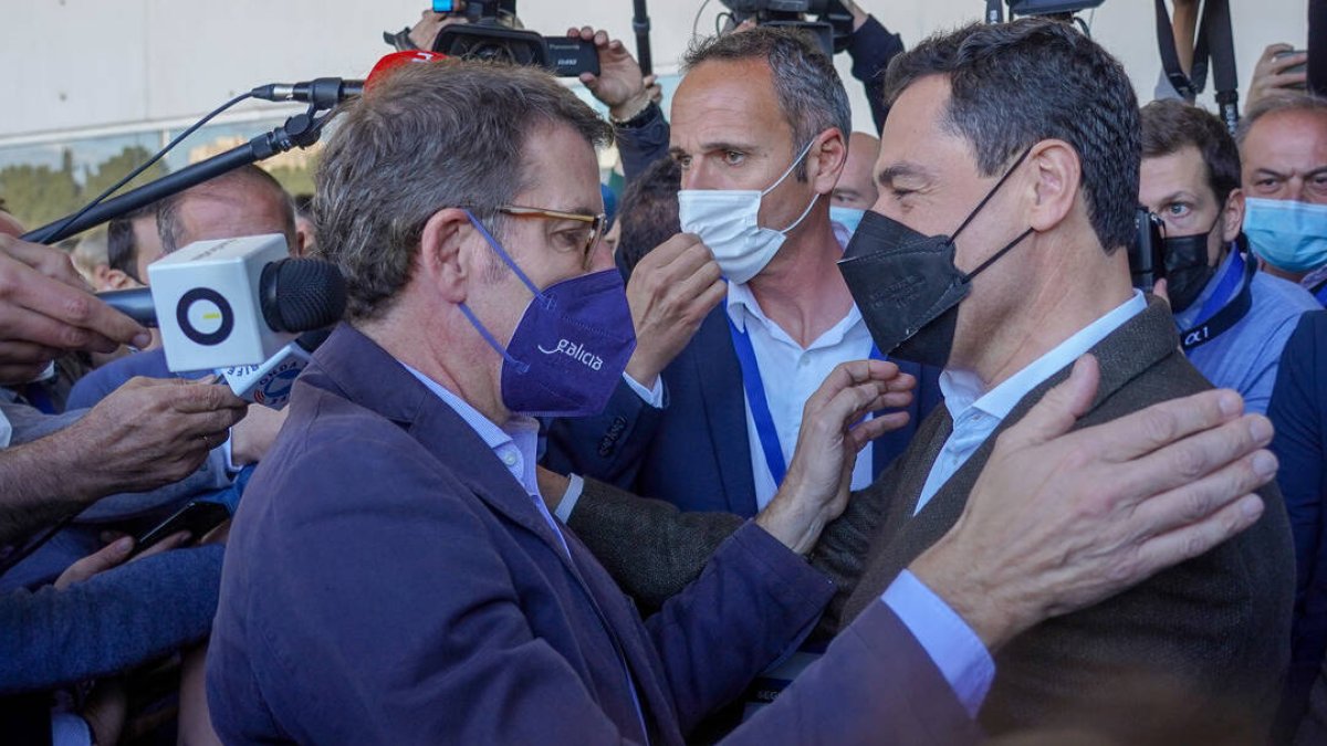 El presidente del PP, Alberto Núñez Feijoo, junto con el del PP-A, Juanma Moreno, en el Congreso nacional celebrado en Sevilla.