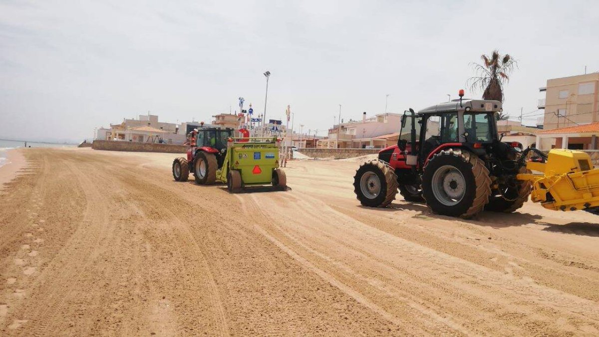 Les màquines de la Diputació fent tasques de neteja de platges - DIPUTACIÓ DE VALÈNCIA