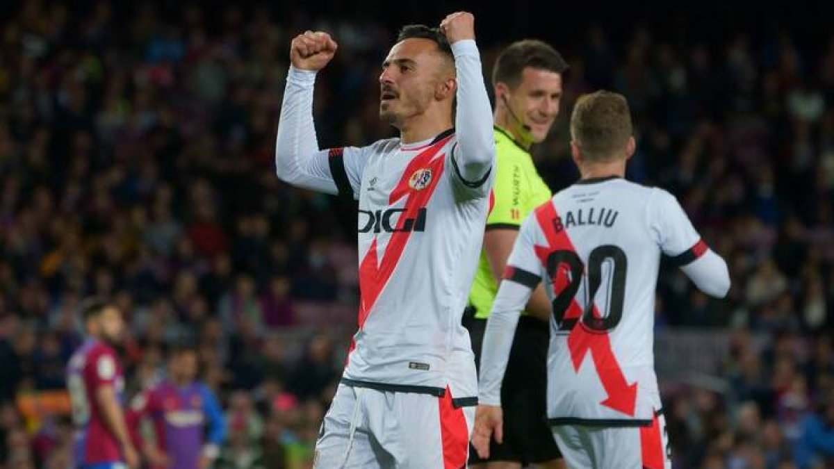 Álvaro García celebra el gol de la victoria del Rayo Vallecano / LaLiga
