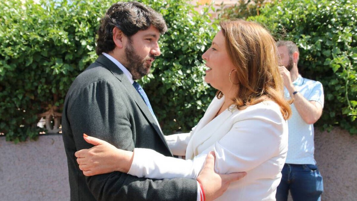 El presidente de la Región de Murcia, Fernando López Miras, y la candidata del PP por Almería y consejera andaluza, Carmen Crespo.