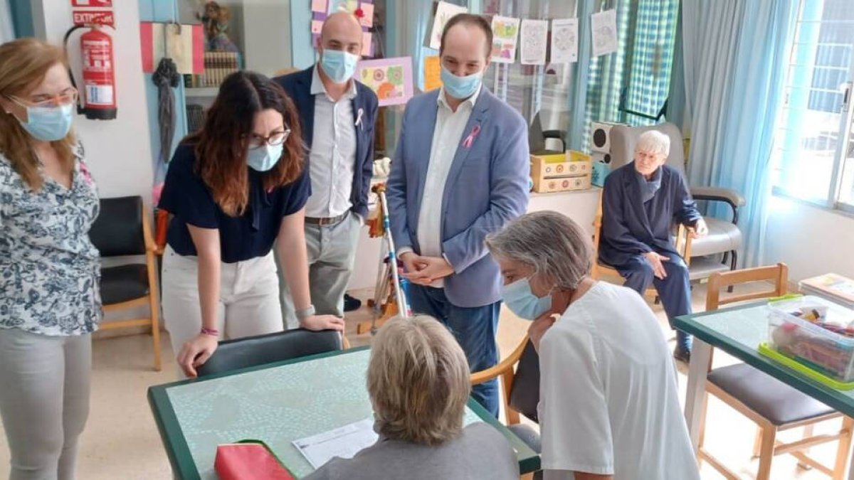 La vicepresidenta y consellera de Igualdad, Aitana Mas, visita una residencia de Aldaia.