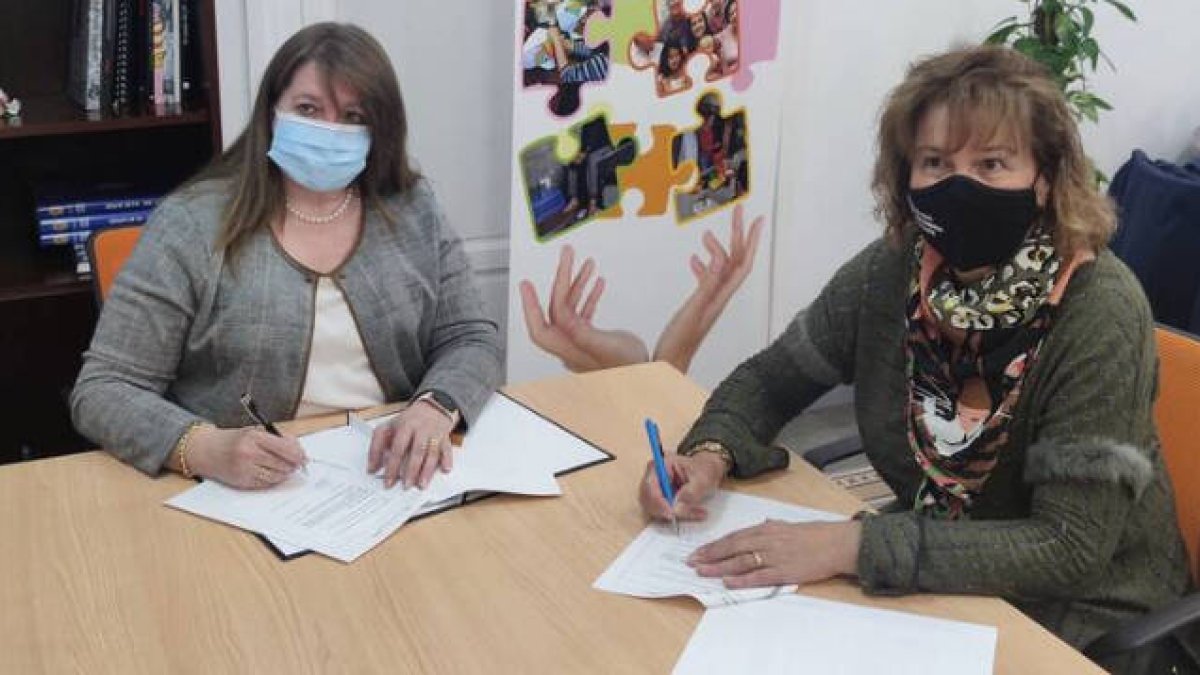 La concejala de Sanidad, Julia Llopis, y la presidenta del Colegio de Enfermería, Montserrat Angulo Perea