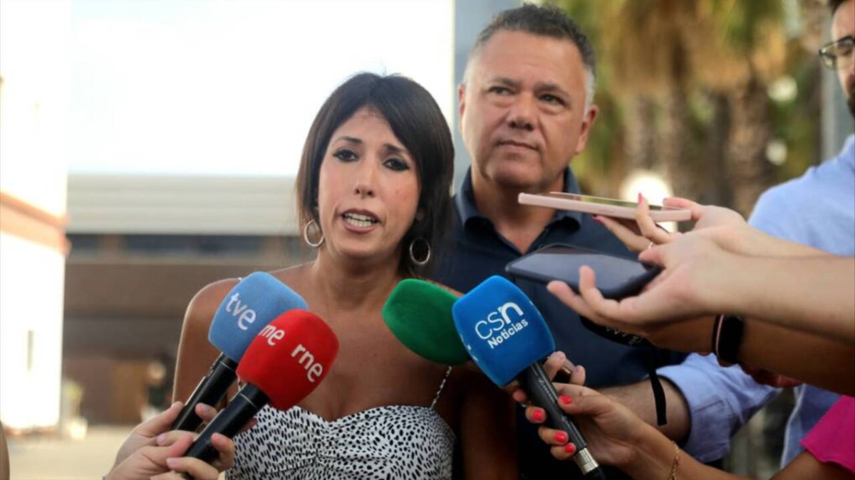 La secretaria general de Podemos Andalucía y diputada en el Congreso, Martina Velarde, con el diputado Juan Antonio Delgado.
