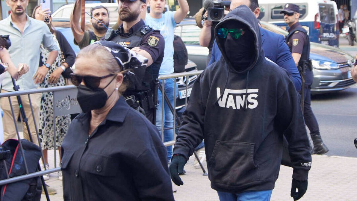 Llegada a los juzgados de Francisco Javier García, conocido como 'El Cuco' y de su madre, Rosalía García, escoltados por la policía durante la primera sesión del juicio por las declaraciones sobre el crimen de Marta del Castillo.