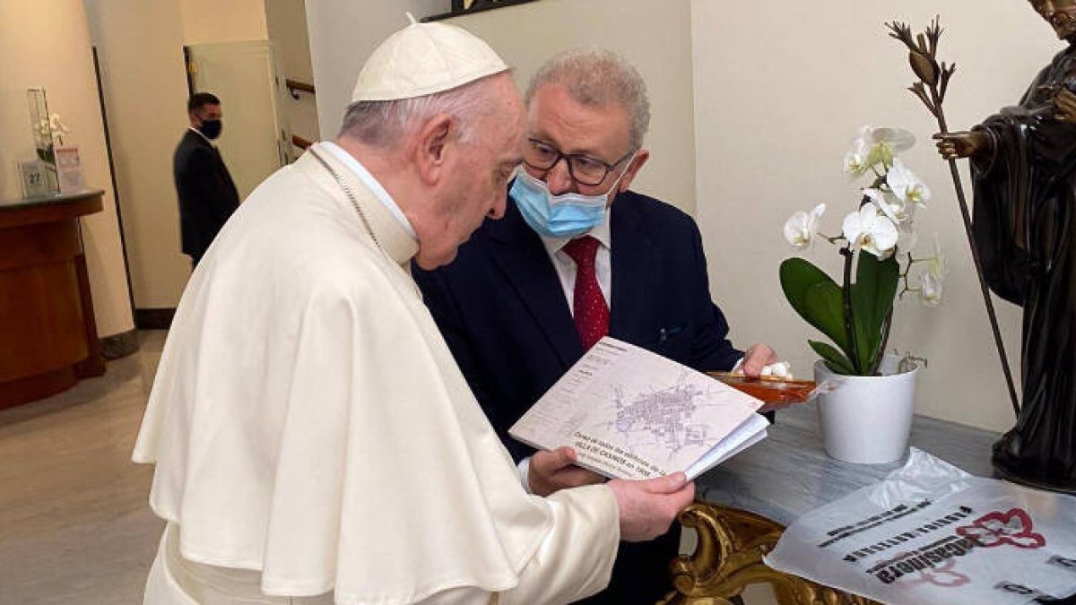 Peladillas y un libro: el regalo de un exalcalde valenciano al papa Francisco
