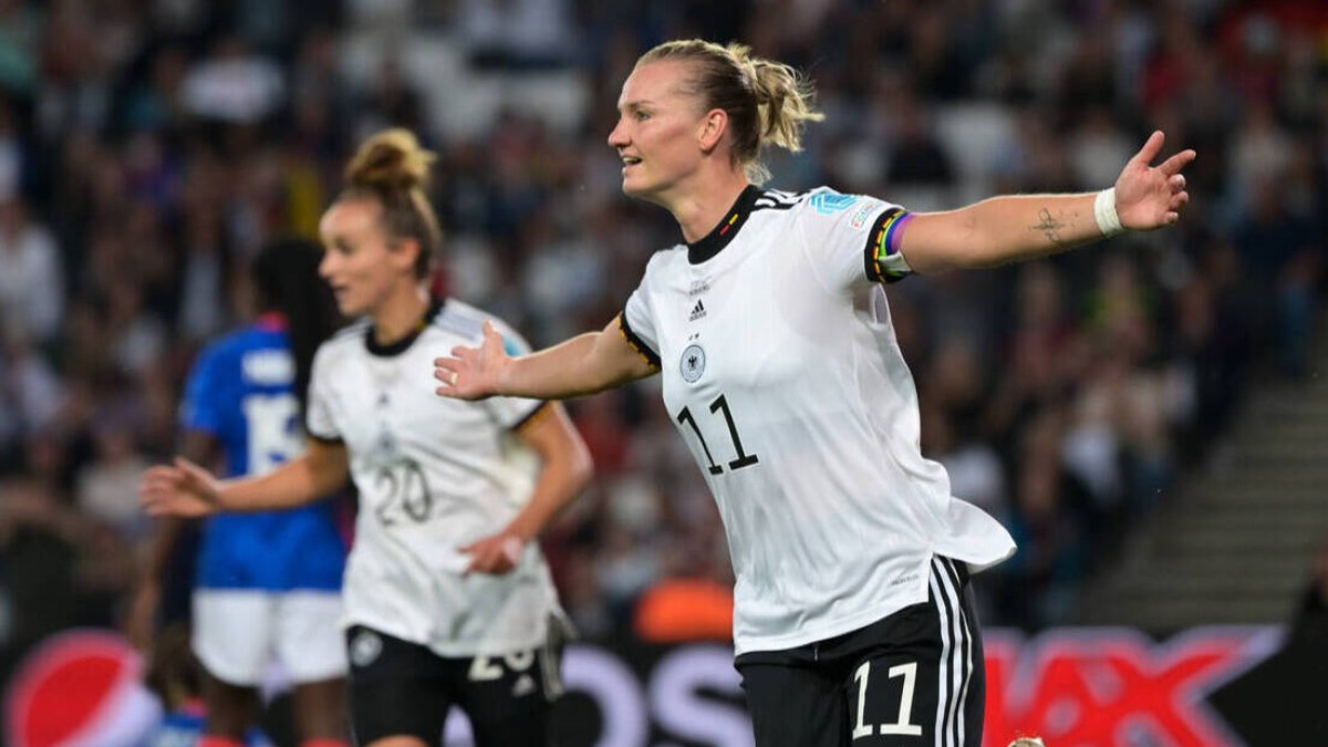 Alexandra Popp celebra el primero de sus dos goles