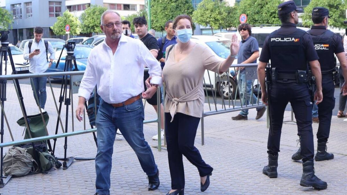 Los padres de la joven sevillana asesinada Marta del Castillo entrando en los juzgados.