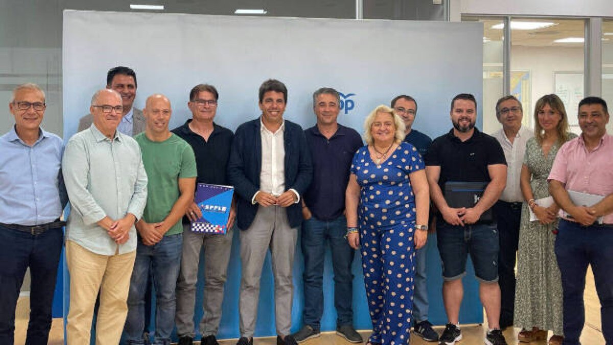 El presidente del PPCV, Carlos Mazón, con representantes de los Cuerpos y Fuerzas de Seguridad del Estado.