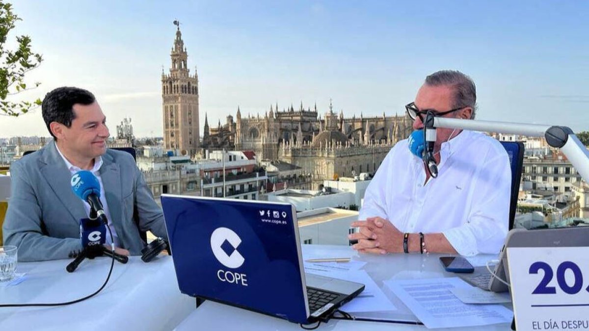 El ganador de las elecciones y presidente de la Junta de Andalucía, Juanma Moreno, hoy con Carlos Herrera desde Sevilla.