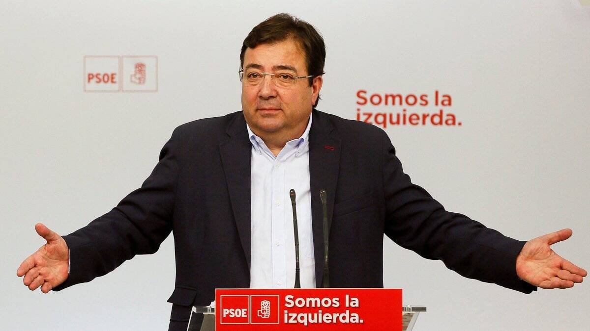La familia de Fernández Vara desmiente que el ex presidente extremeño haya fallecido