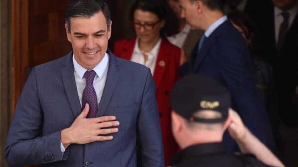 Pedro Sánchez sale del Congreso y saluda a un policía.
