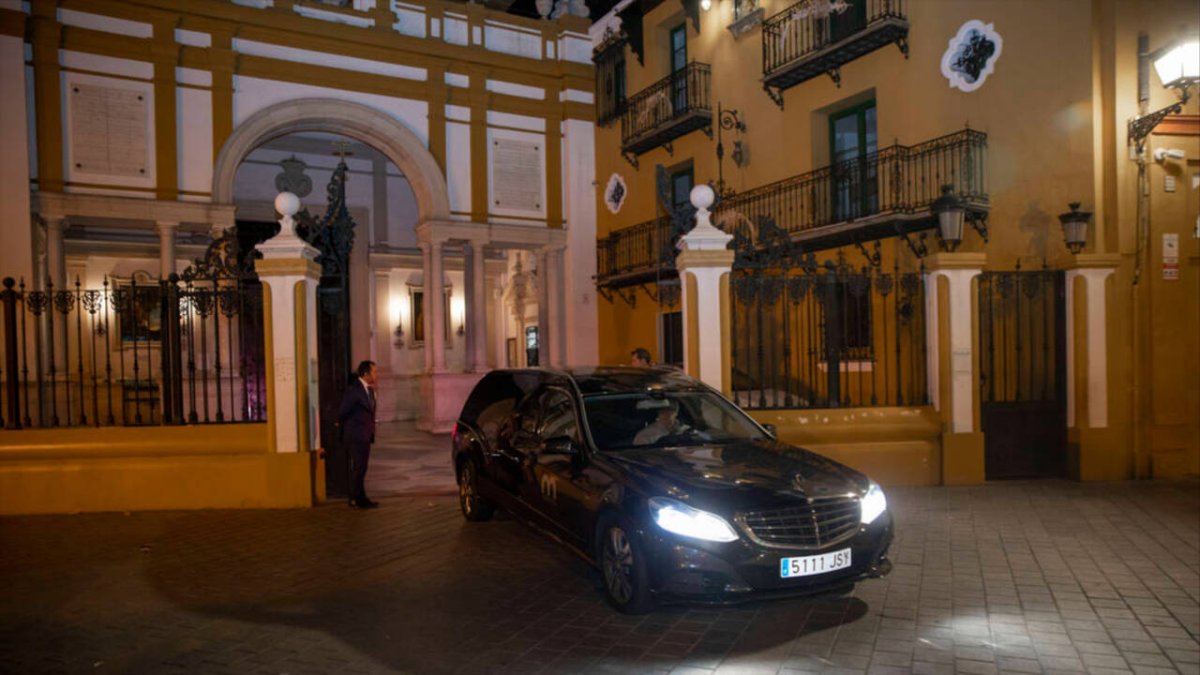 Coche fúnebre en la puerta de la basílica de la Macarena en el momento de la exhumación.