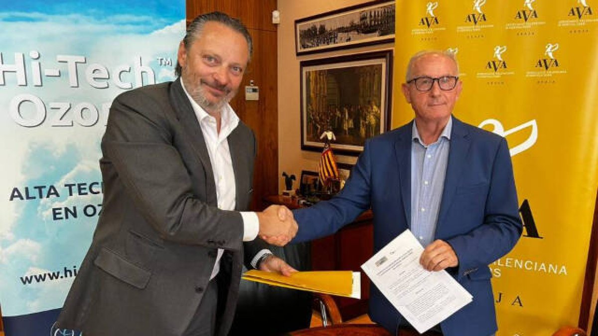 Cristóbal Aguado, presidente de AVA-ASAJA y David González Wonham, CEO de HI-TECH OZONE.