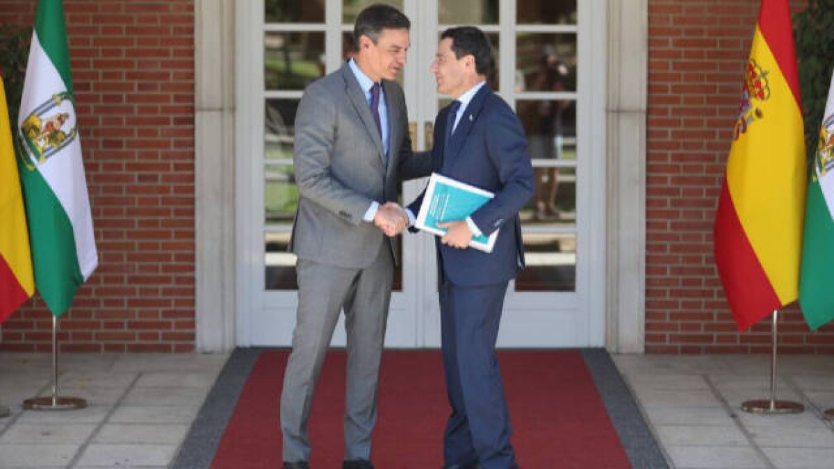 Pedro Sánchez recibe a Juanma Moreno en Moncloa