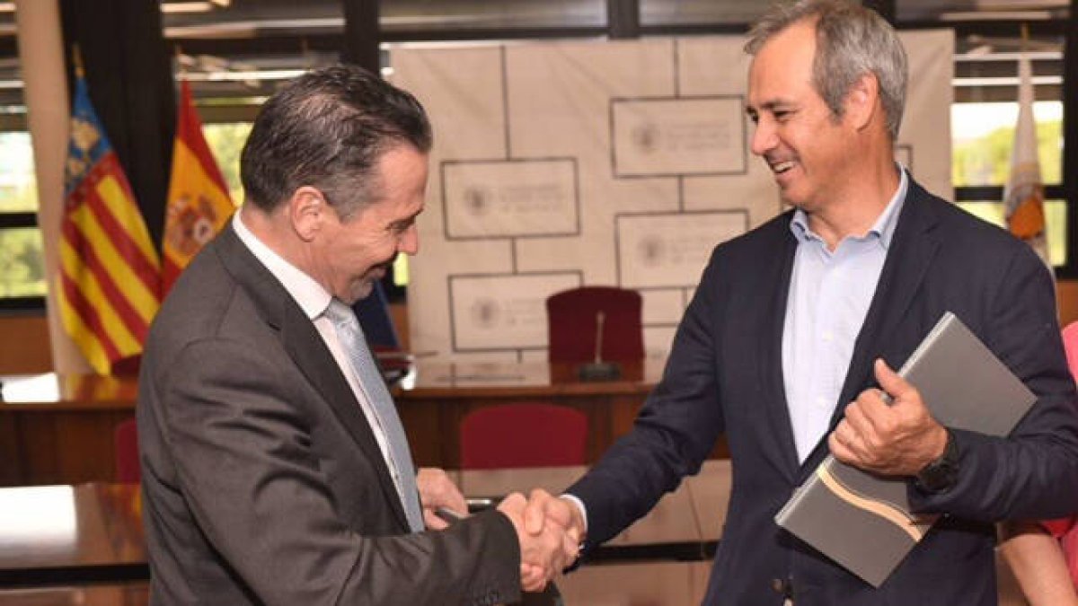 El rector de la Universidad Politécnica de Valencia, José E. Capilla y el CEO de Global Omnium, Dionisio García Comín, firman la renovación,