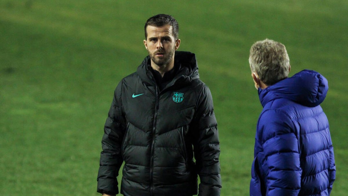 Pjanic durante un entrenamiento con el Barça.