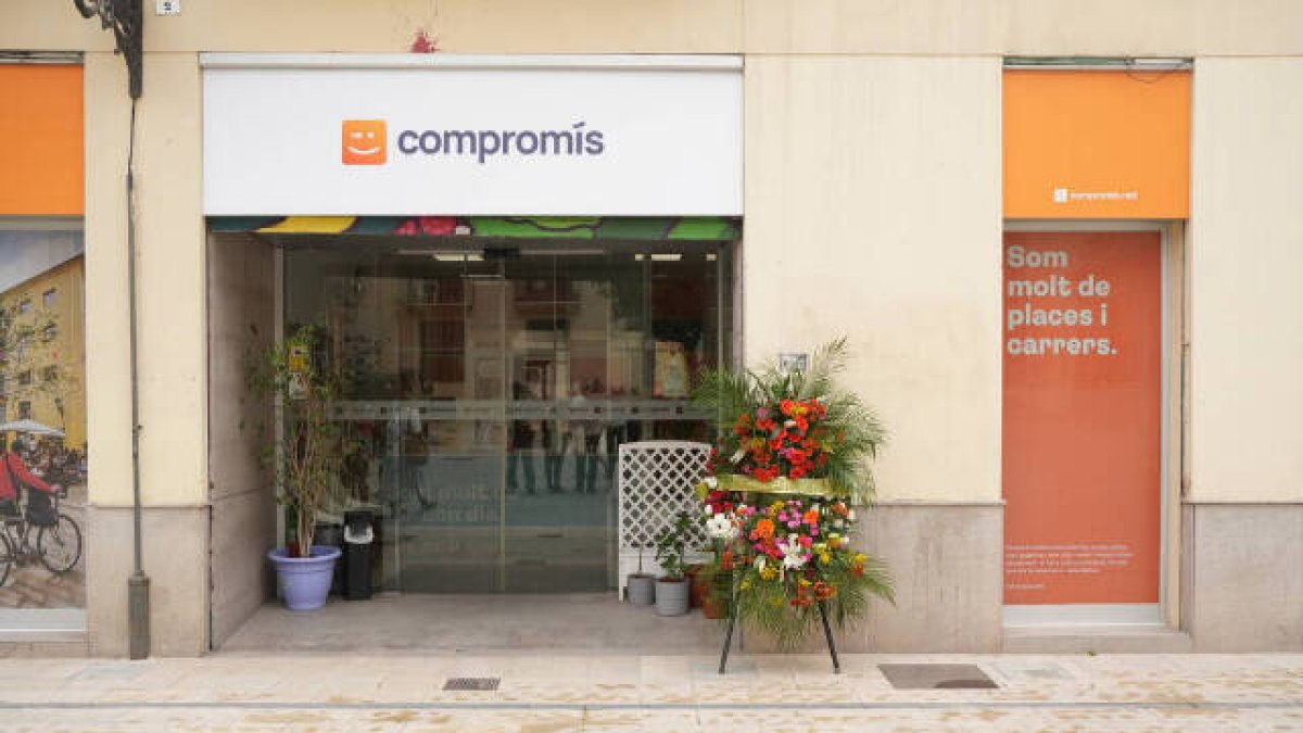 Corona de flores en la sede de Compromís tras la dimisión de Oltra