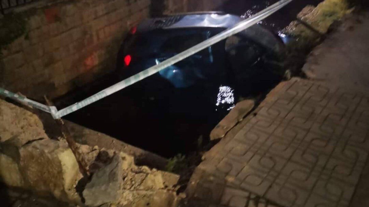 Imagen del vehículo tras precipitarse al rio.