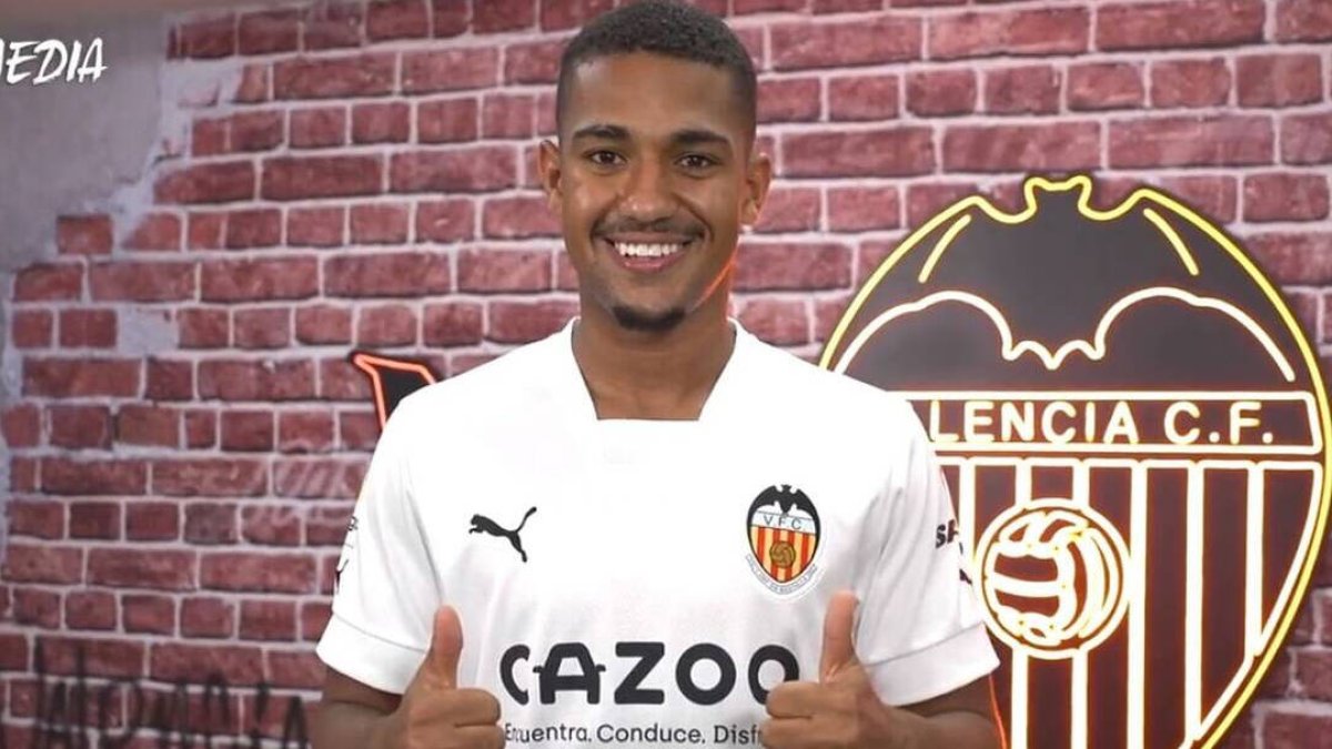 Samuel Lino con la camiseta del Valencia - VALENCIA CF