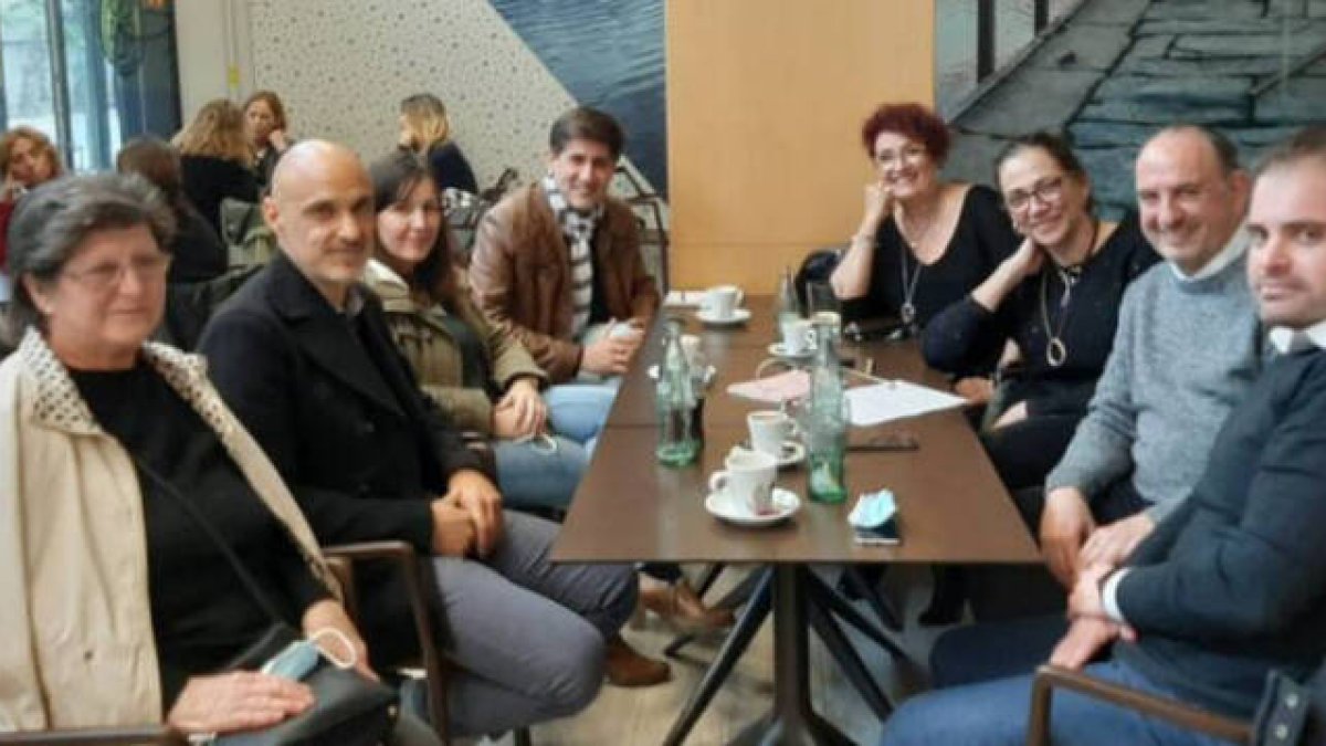 Los socialistas se han reunido con vecinos y representantes de la Fundación Adiem