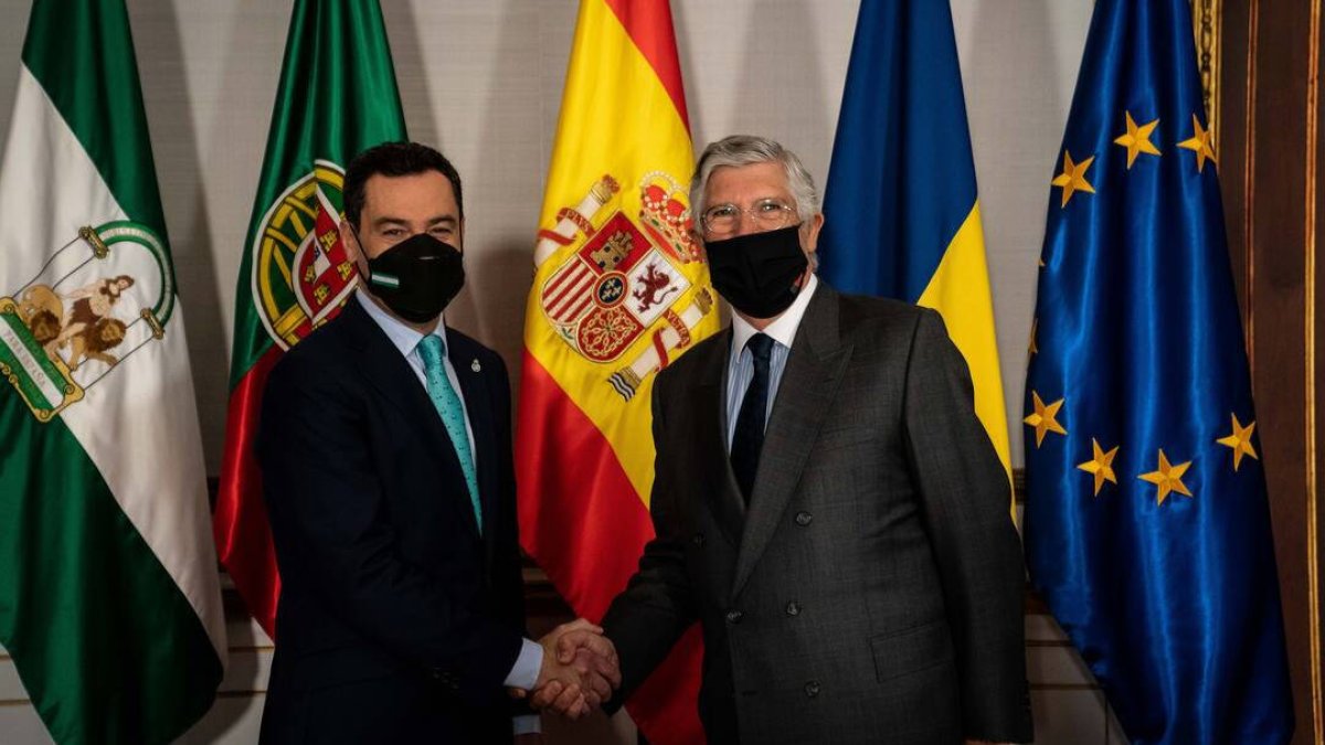 El presidente de la Junta de Andalucía, Juanma Moreno, con el embajador de la República de Portugal, João Mira-Gomes, en el Palacio de San Telmo, Sevilla.