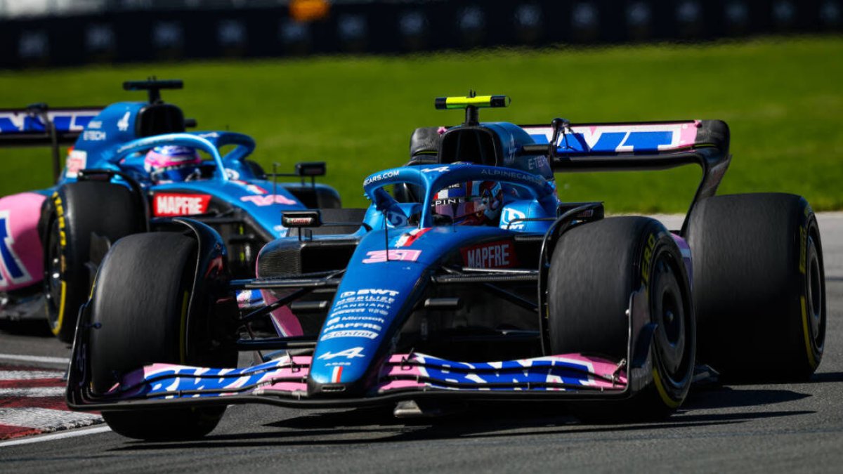 Fernando Alonso persigue a su compañero Esteban Ocon