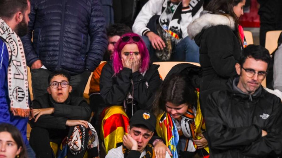Imagen de aficionados valencianistas tras la final de la Copa del Rey - BLANQUINEGRES