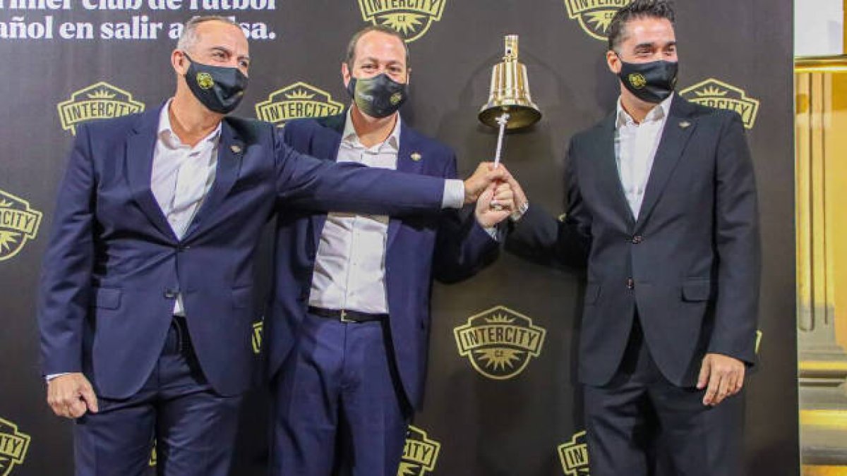 Los directivos del club durante el toque de campana de su salida a bolsa