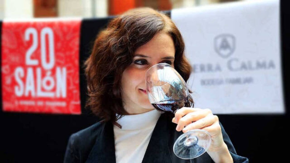 Ayuso con una copa de vino