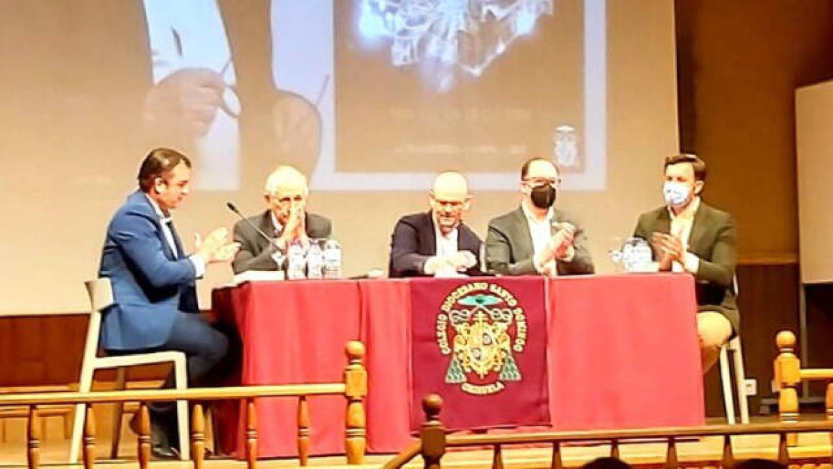 Un momento de la conferencia de Chencho Arias en Orihuela
