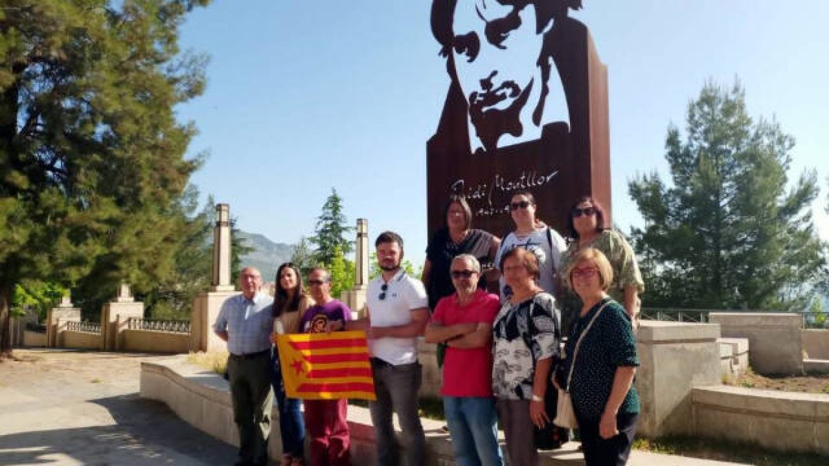 El portavoz de ERC, Gabriel Rufián, ante el monumento a Ovidi Montllor en Alcoy.