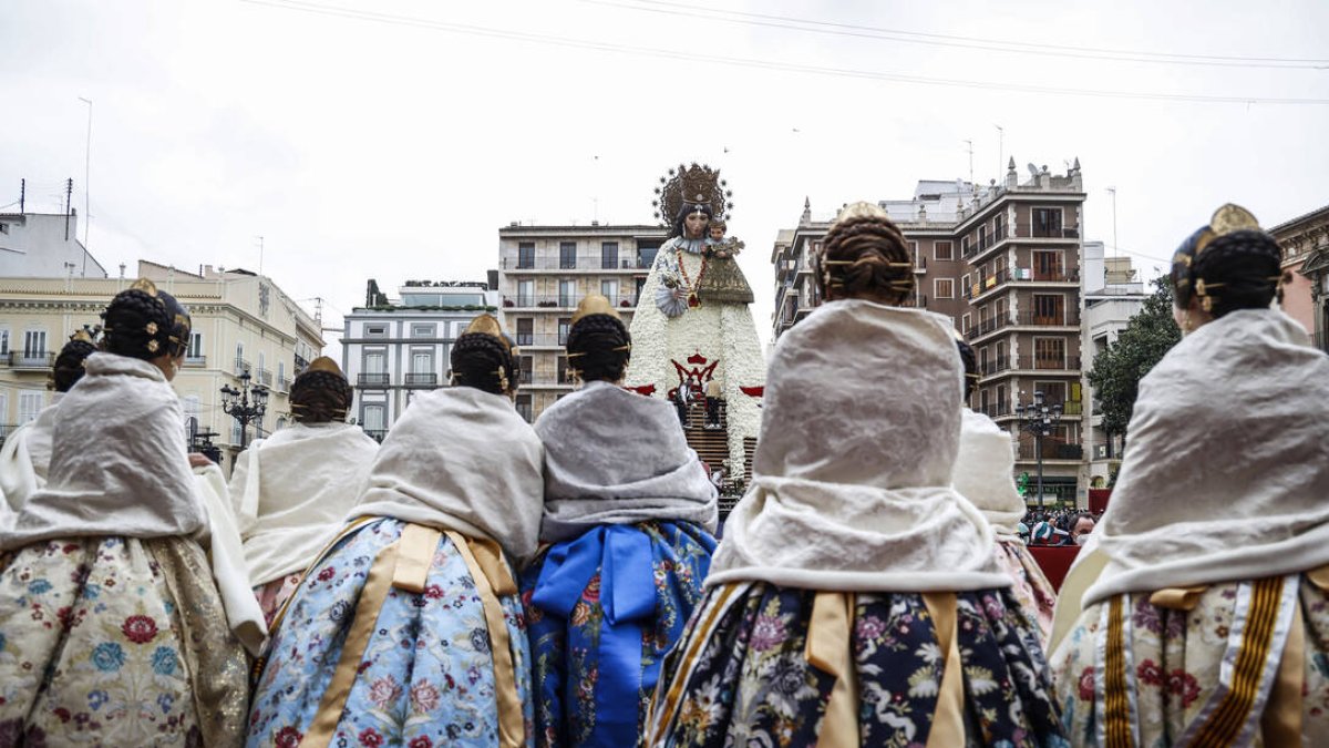 Varias falleras delante de la Virgen de los Desamparados, a 18 de marzo de 2022