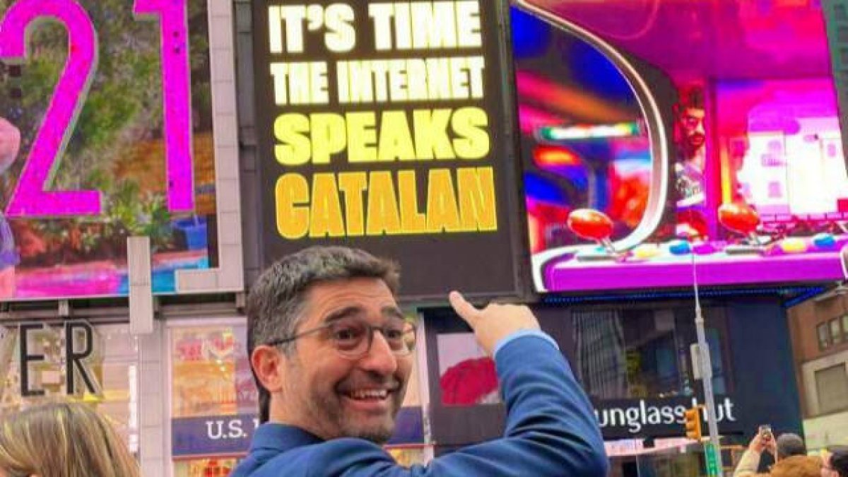 El vicepresidente catalán Jordi Puigneró posa con los anuncios que ha pagado en Times Square